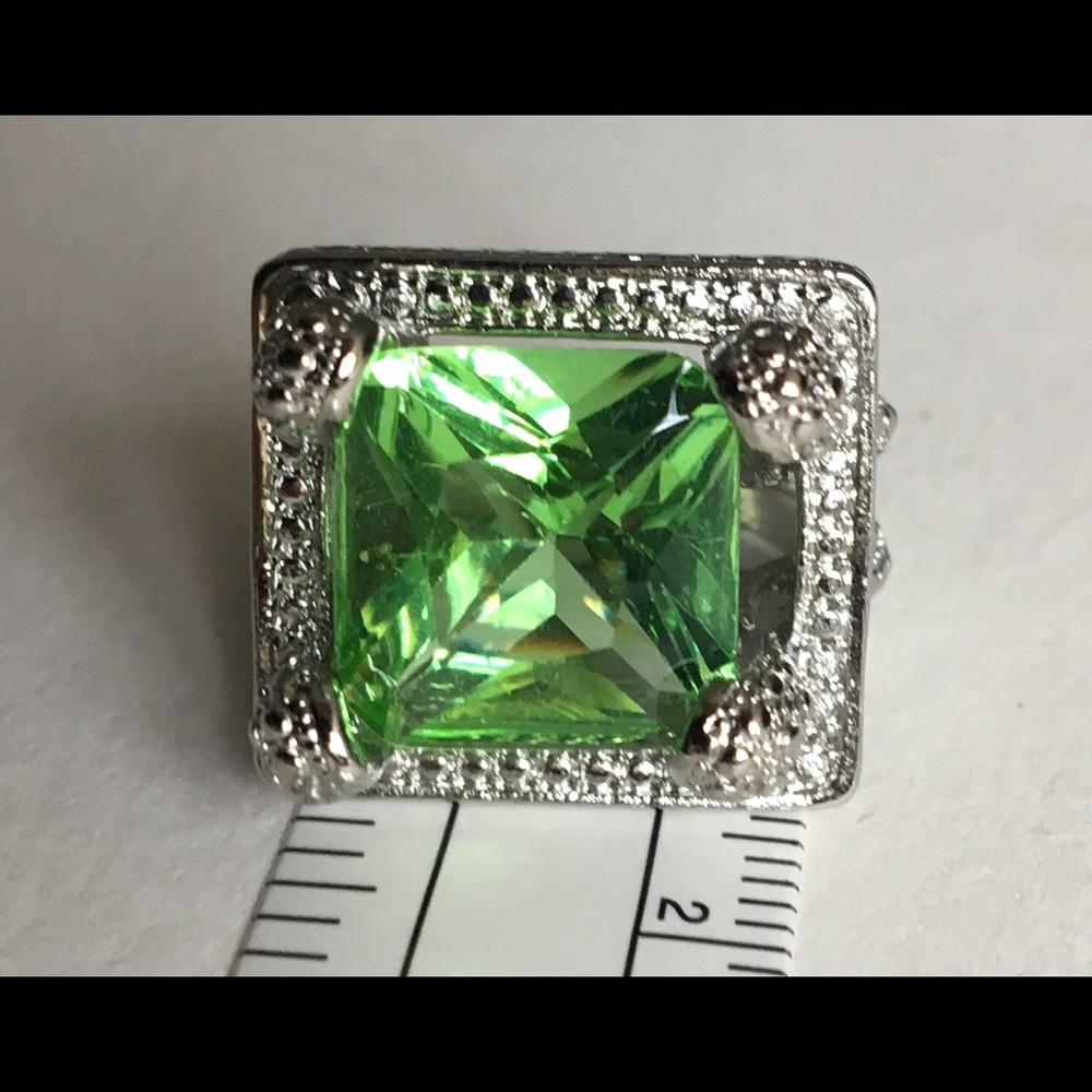 Large Elegant Fashion Peridot Green Colored Stone
